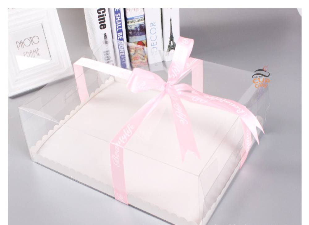 กล่องโชว์เค้ก สี่เหลี่ยมผืนผ้า ฐานขาว ฝา PVC ขนาด 18*26.5*12 ซม.