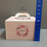 กล่องเค้ก 2 ปอนด์ สีชมพูลายดอกไม้ พร้อมฐาน ขนาด  25x25 ซม. สูง 15 ซม.  1 กล่อง