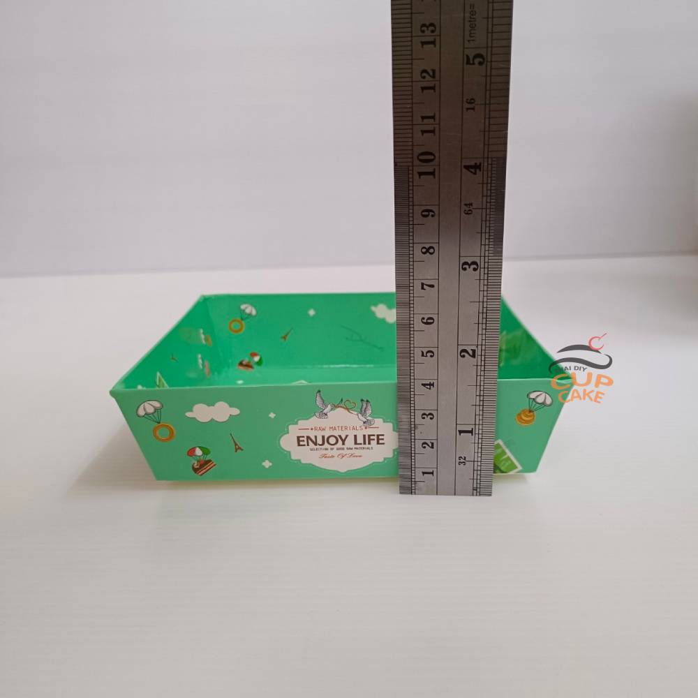 ถาดใส่ขนม ถาดกระดาษกันซีม สีเขียว กล่องลึก 4 ซม. ฝาพลาสติกนูน 3 ซม.  ขนาด 13x13 ซม. 25 กล่อง/แพ๊ค