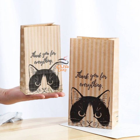ถุงกระดาษคราฟท์ ใส่คุกกี้ ก้นขยาย ฐาน 13x8 ซม. สูง 24 ซม. ลายแมวหน้าดำ 50 ใบ