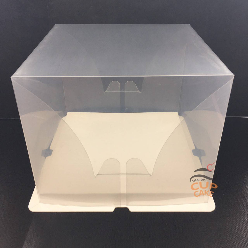 กล่องโชว์เค้ก สำหรับเค้ก 1 ปอนด์ 8 นิ้ว แบบใส ฐานขาว PVC 1 กล่อง ฐาน 20.5x20.5 ซม. สูง 17 ซม