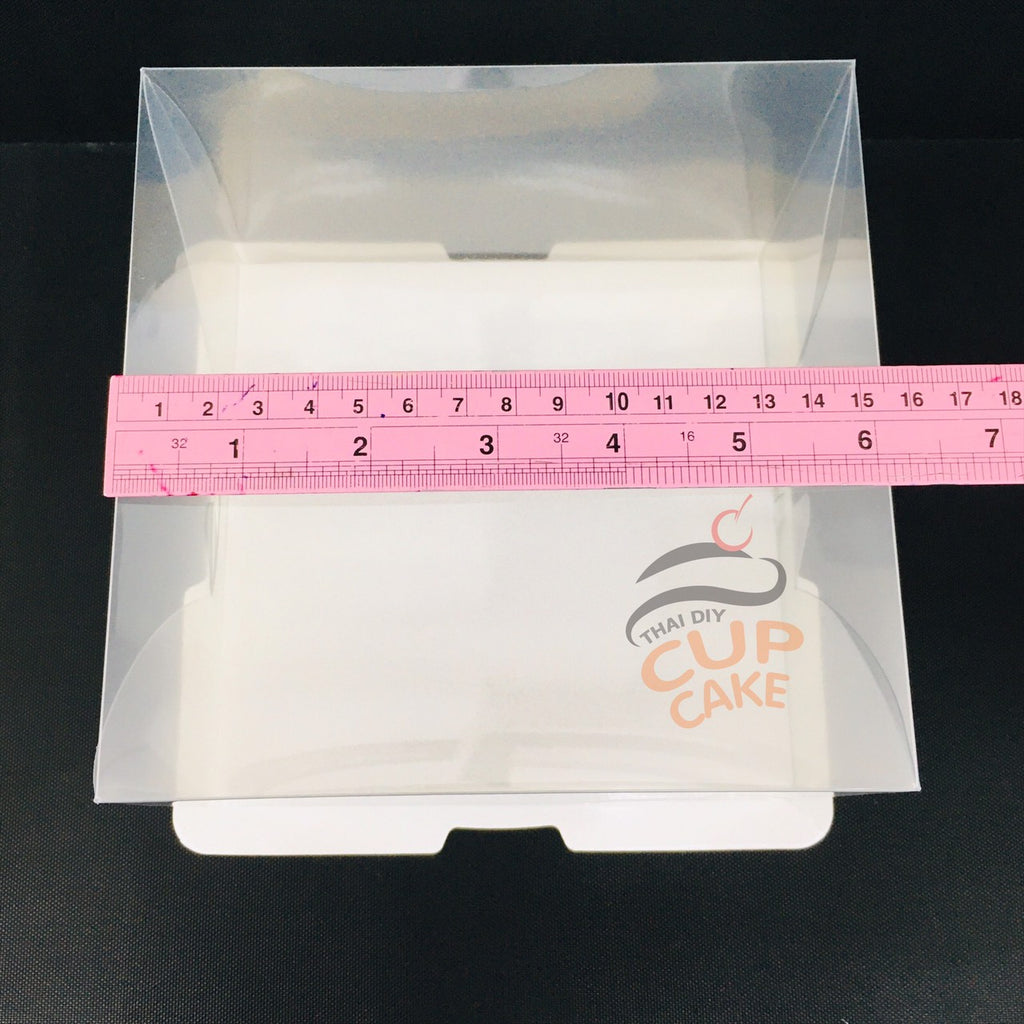 กล่องโชว์เค้ก สำหรับเค้ก 1/2 ปอนด์ แบบใส ฐานขาว PVC 1 กล่อง ฐาน 15.5x15.5 ซม. สูง 11 ซม