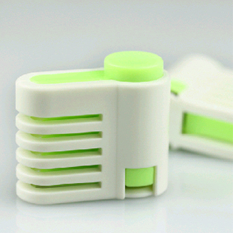 ตัวล็อกมีดตัดเค้ก พลาสติก สีเขียวอ่อน 1 คู่ ปรับระดับได้ 5 ระดับ (สุ่มสี) ตัวล็อกมีดตัดเค้ก พลาสติก สีเขียวอ่อน 1 คู่ ปรับระดับได้ 5 ระดับ (สุ่มสี) - อุปกรณ์เบเกอรี่