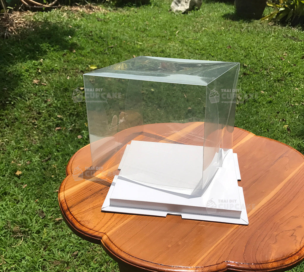 กล่องโชว์เค้ก สำหรับเค้ก 2 ปอนด์ 10 นิ้ว แบบใส ฐานขาว PVC 1 กล่อง ฐาน 26x26 ซม. สูง 17 ซม กล่องโชว์เค้ก สำหรับเค้ก 2 ปอนด์ 10 นิ้ว แบบใส ฐานขาว PVC 1 กล่อง ฐาน 26x26 ซม. สูง 17 ซม - อุปกรณ์เบเกอรี่