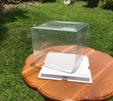 กล่องโชว์เค้ก สำหรับเค้ก 2 ปอนด์ 10 นิ้ว แบบใส ฐานขาว PVC 1 กล่อง ฐาน 26x26 ซม. สูง 17 ซม กล่องโชว์เค้ก สำหรับเค้ก 2 ปอนด์ 10 นิ้ว แบบใส ฐานขาว PVC 1 กล่อง ฐาน 26x26 ซม. สูง 17 ซม - อุปกรณ์เบเกอรี่
